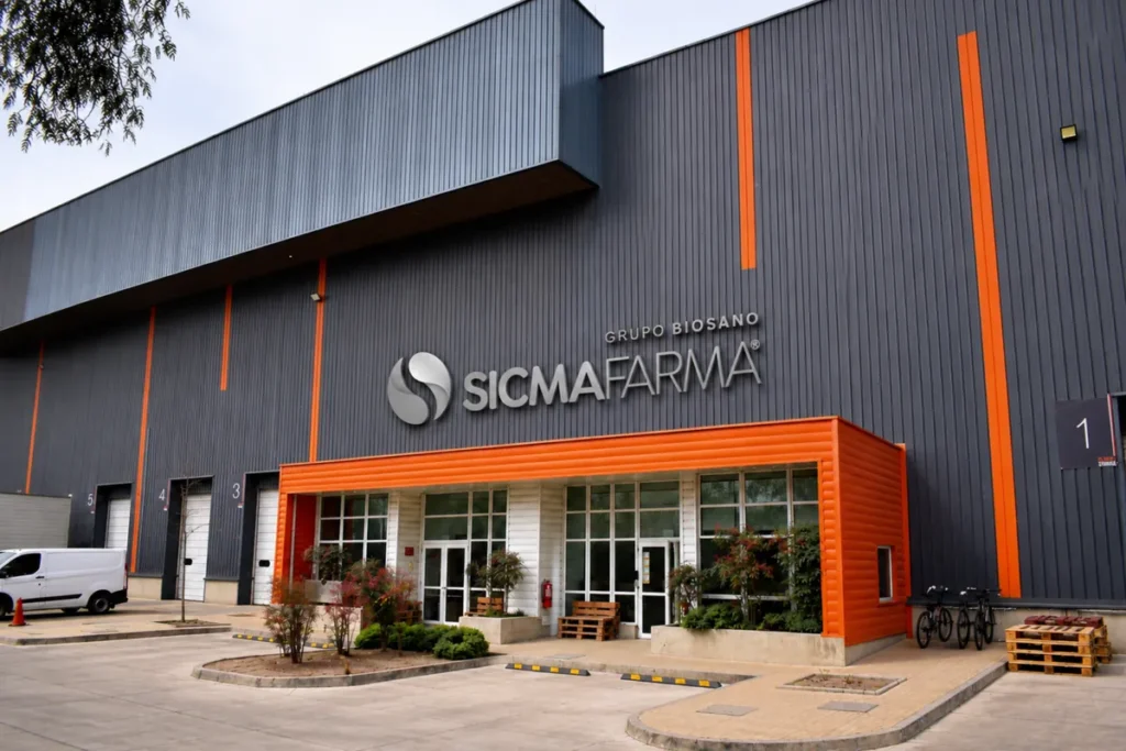 Fachada de la oficina de Sicmafarma Chile, representando la infraestructura y capacidad de almacenamiento.