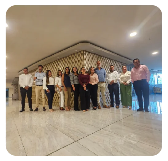 El Equipo de profesionales y colaboradores de la sede de Ecuador reunidos en las oficinas corporativas