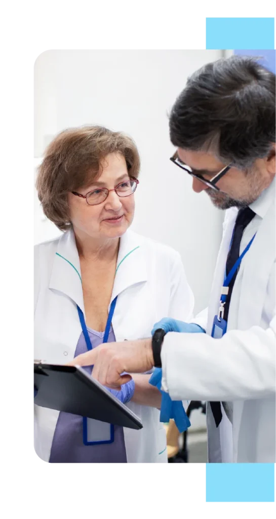 Dos profesionales de la salud revisando la información con atención, listos para brindar soporte y responder a tu mensaje.